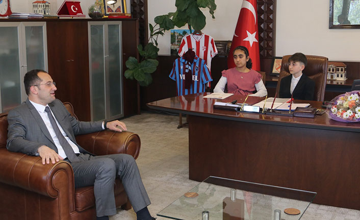 Başkan Ekim koltuğu devretti! Küçük Başkanlardan zor talimatlar