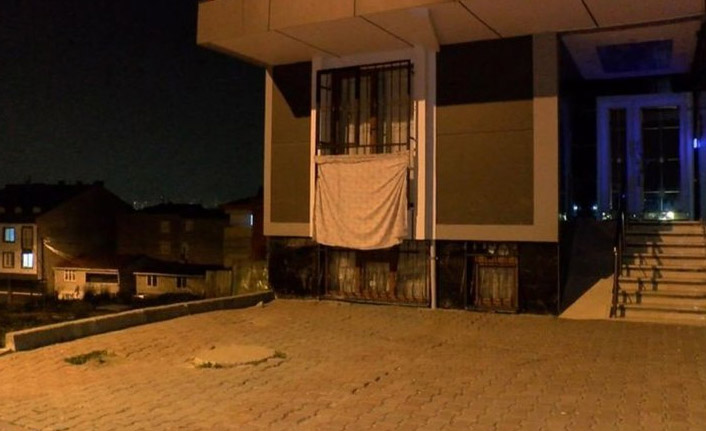 Çocuklarının gözleri önünde karısını bıçaklayarak öldürdü