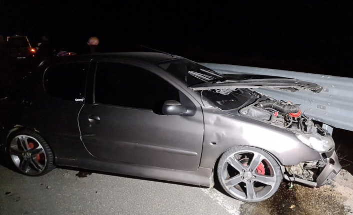 Trabzon plakalı araç bariyerlere saplandı! Eşiyle tartışan kadın kaza yaptı