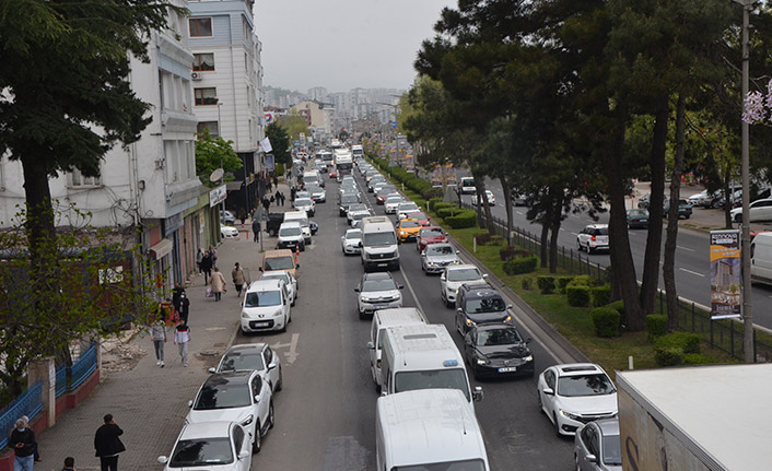 Karadeniz Sahil Yolu'nda trafik yoğunluğu