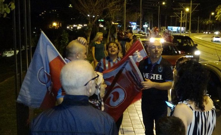 Trabzonsporlular'dan Antalya’da şampiyonluk kutlaması