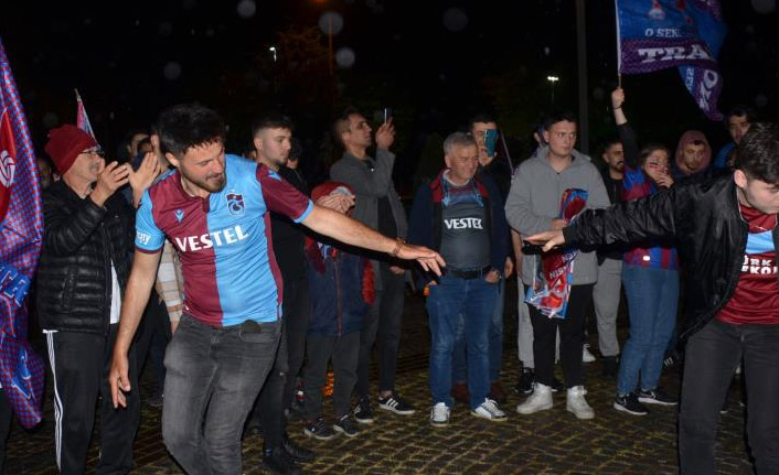 Trabzonsporlu taraftarların Ordu’da şampiyonluk coşkusu