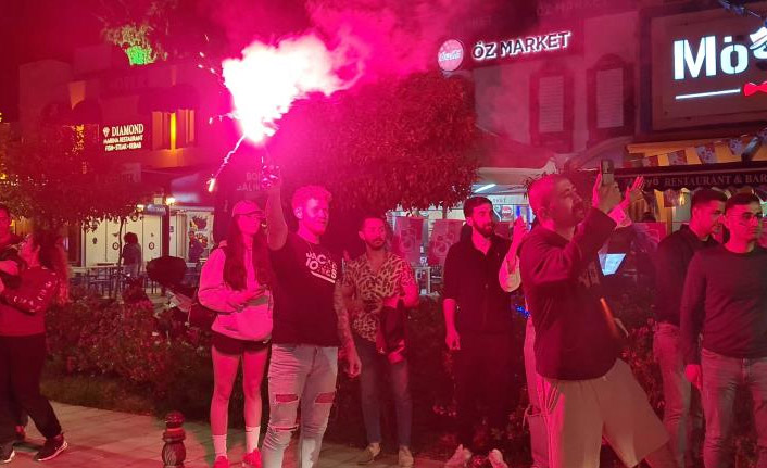 Bodrum’da bordo-mavi gece