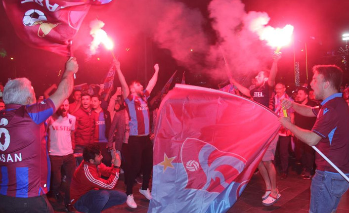 İzmir’de Trabzonspor’un şampiyonluğu coşkuyla kutlandı