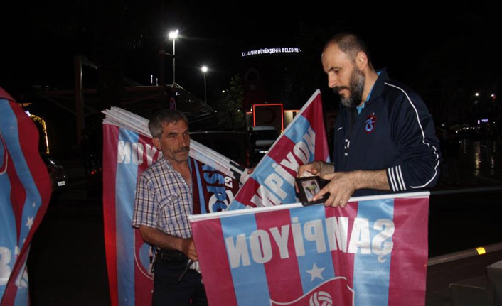 Aydın'da Trabzonspor bayrakları kapış kapış satıldı
