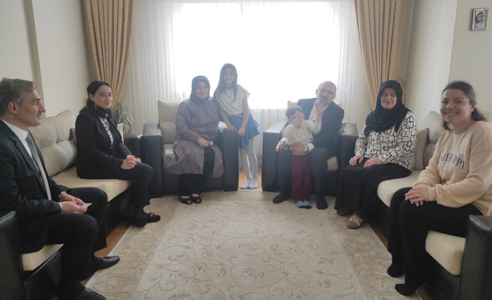 Trabzon Valisi Ustaoğlu huzurevi sakinleriyle bayramlaştı