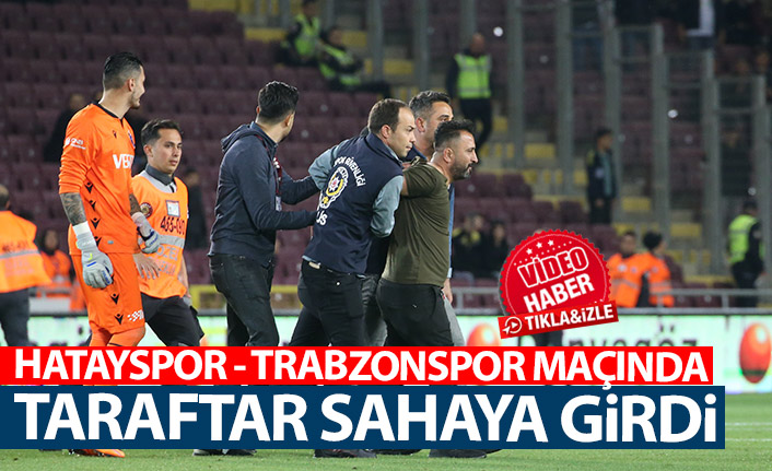 Hatayspor - Trabzonspor maçında taraftar sahaya girdi