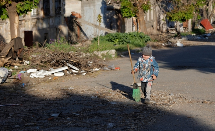 Ukrayna: Rusya'nın saldırılarında 225 çocuk öldü