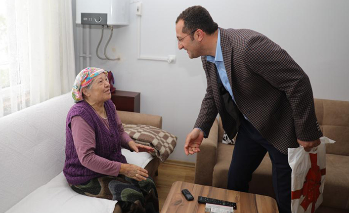 Başkan Ekim Anneler Günü’nünde huzur evini ziyaret etti