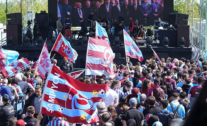 Trabzonspor taraftarı Yeni Kapı'da! Muhteşem kareler...
