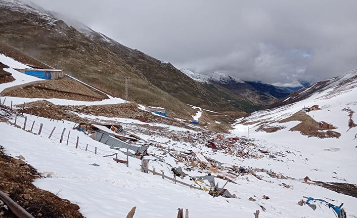 Rize'de çığ düşen yaylada 9 evde hasar oluştu