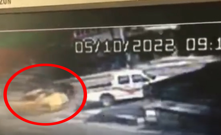 Trabzon’da aracın kırtasiyeye girdiği kaza kamerada