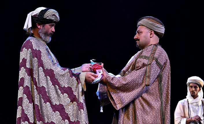Tiyatro Festivalinde ‘Leyla ile Mecnun’ seyirciyi büyüledi