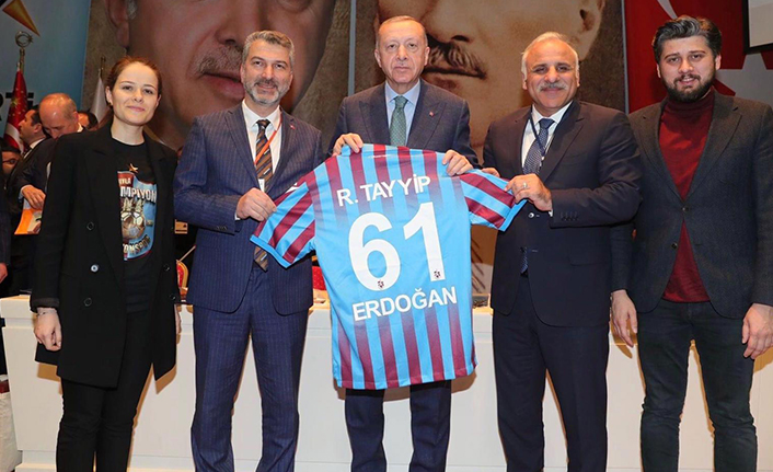 Cumhurbaşkanı Erdoğan’a Trabzonspor forması