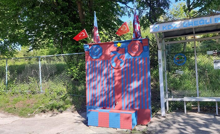 Fanatik çeşme bordo-mavi renklere boyandı