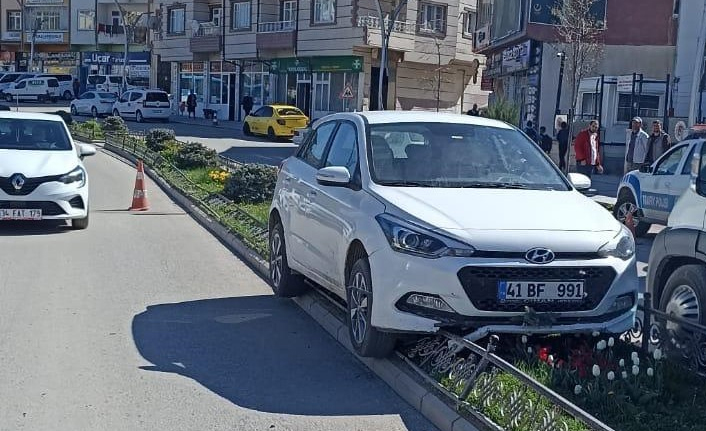 Orta refüje çıkarak kaza yapan yaşlı adam yaralandı