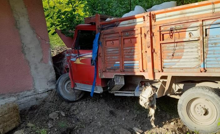 Evinin önünde otururken kamyonetin altında can verdi