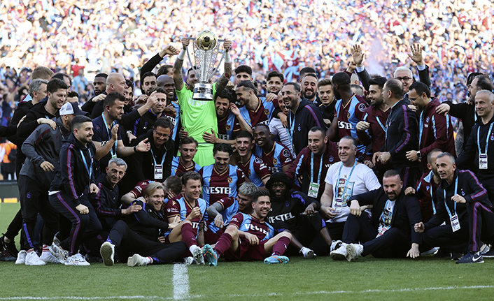 Trabzonspor İstanbul’da kupa ile taraftarını selamladı