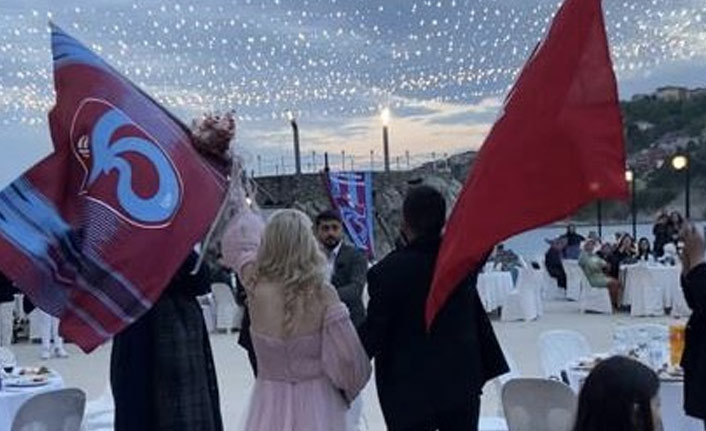 Nişan merasimine Trabzonspor şampiyonluğunu kutlayarak geldiler