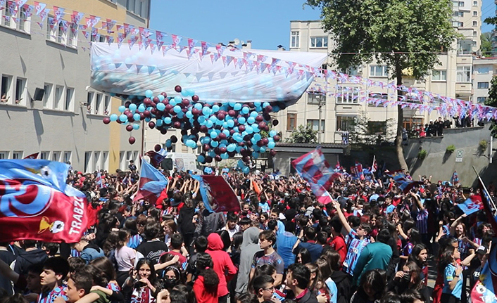 Trabzon'da Mehmet Akif Ersoy Ortaokulu öğrencilerinden şampiyonluk kutlaması
