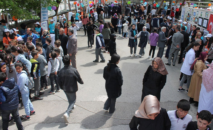 Ortaokul öğrencilerinin projeleri bilim fuarında sergilendi