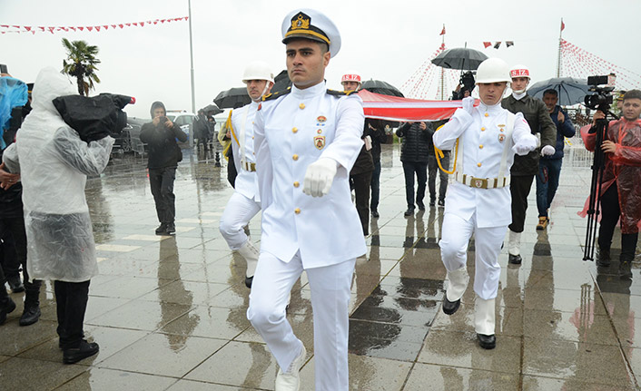 Atatürk'ü temsil eden Bayrak Samsun'dan karaya çıktı