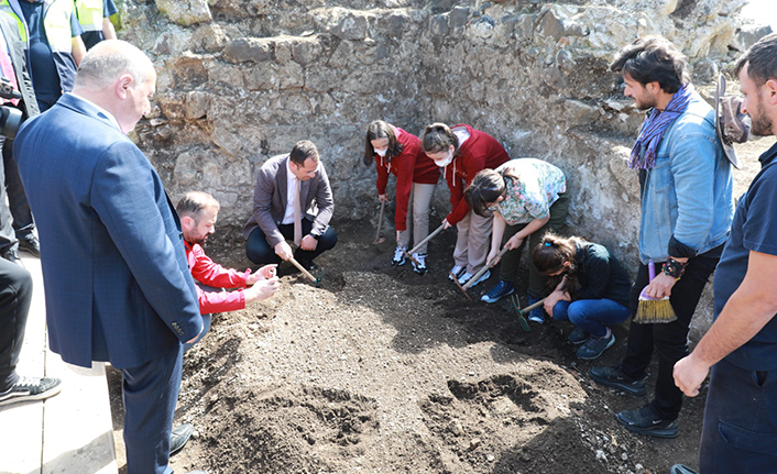 Akçaabat Akçakale Kalesi’nde öğrenciler kazı yaptı