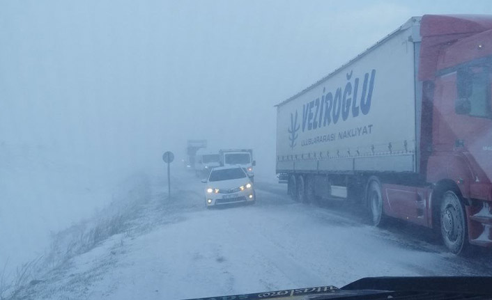 Sahara Geçidi'nde kar engeli