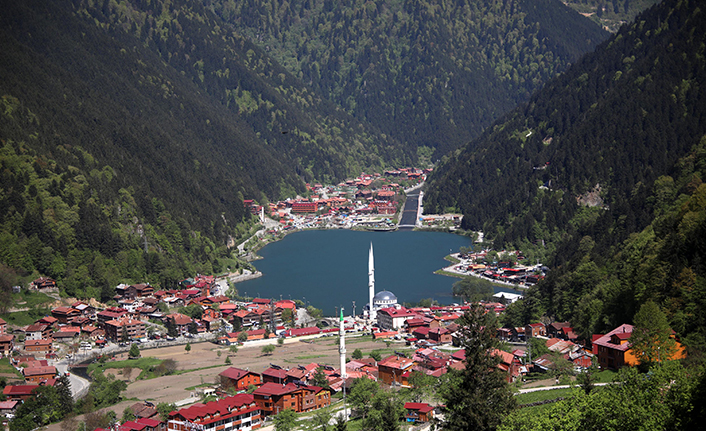 Uzungöl'ü çevreleyen kaçak yapılar yıkılıyor