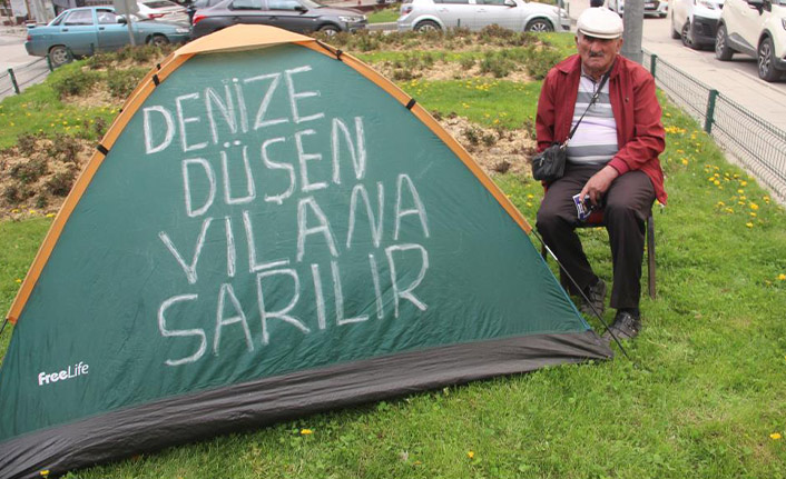 Dolandırıldığı bankanın önüne çadır kurdu