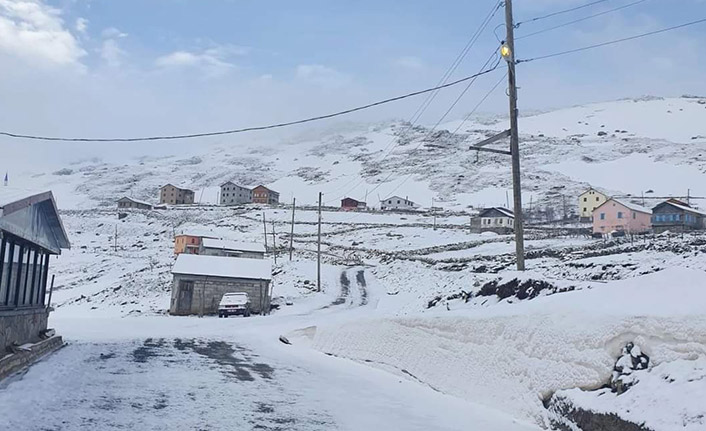 Trabzon'da mayıs karı devam ediyor