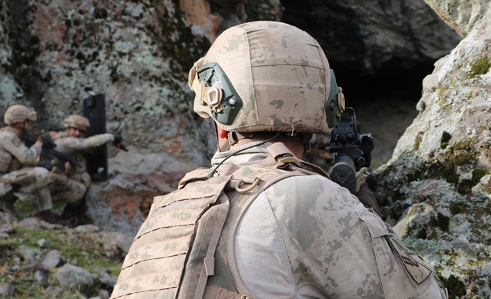 Pençe-Kilit bölgesinde başlatılan operasyonda teröristler mağarada sıkıştırıldı.