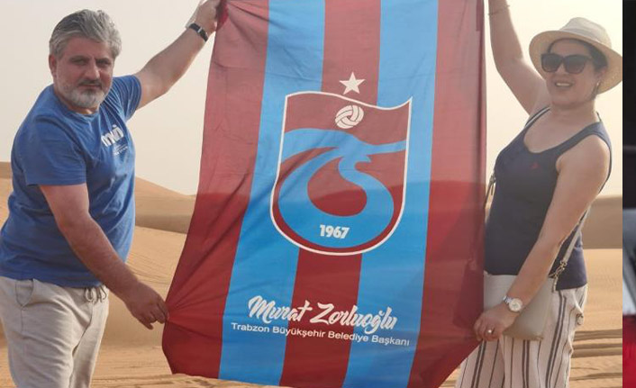 Çölün ortasında Trabzonspor bayrağı