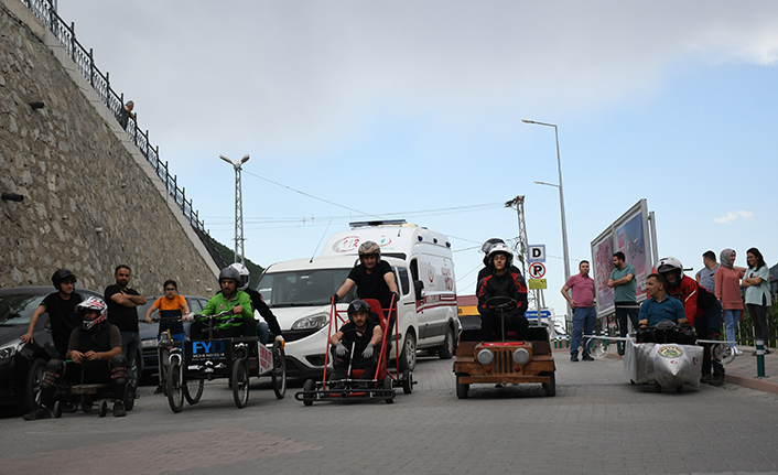 Artvin'de hurdalardan yaptıkları araçlarla yarıştılar