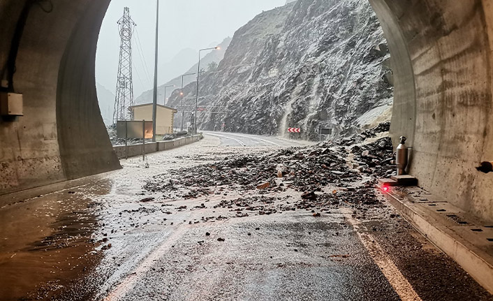 Karadeniz ilinde heyelan! Tünelde mahsur kaldılar!