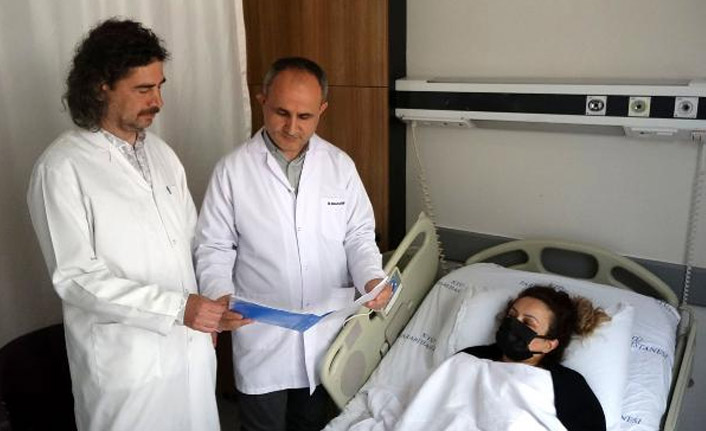 Eş zamanlı ameliyatla meme kanserini yenip estetik oluyorlar