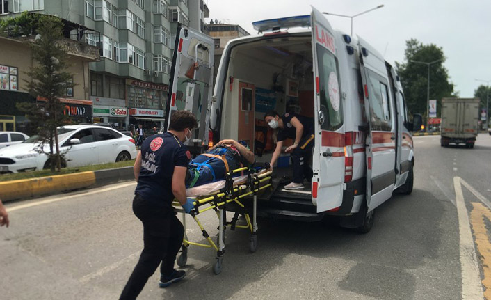 Motorsikletli kurye yayaya çarptı!