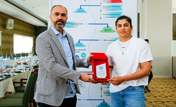 Busenaz Sürmeneli'den Bayburt Üniversitesine ziyaret