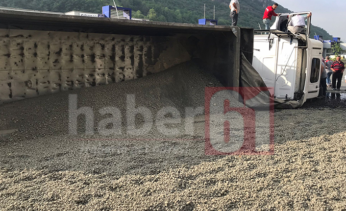 Trabzon’da çakıl yüklü kamyon devrildi! 1 yaralı