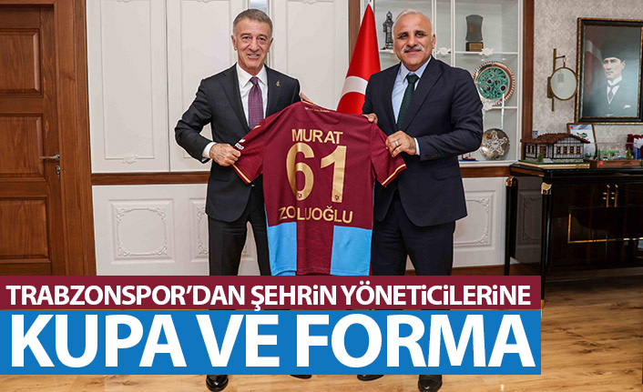Trabzonspor şehrin yöneticilerine kupalarını verdi
