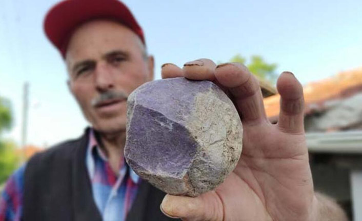 Tarlasındaki taşların servet değerinde olduğunu çalındıktan sonra anladı
