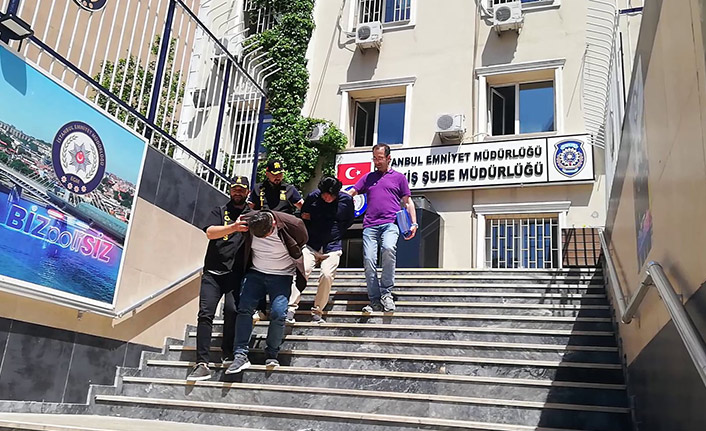 Polis olduklarını belirtip turistleri dolandırdılar, Polis'e yakalandılar