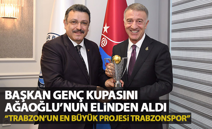 Başkan Genç kupasını Trabzonspor başkanı Ağaoğlu'nun elinden aldı!