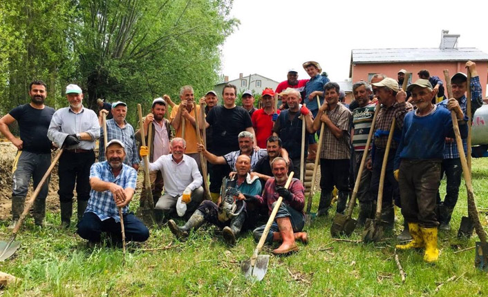 Bayburt'ta köylüler ve kaymakam sulama kanalını temizlediler