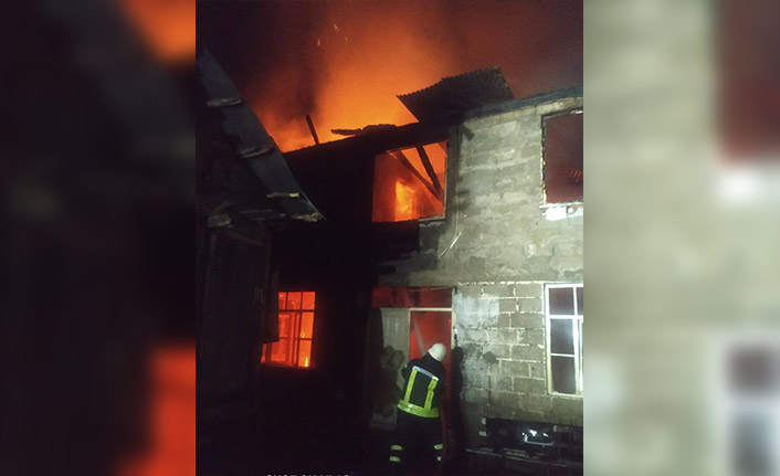 Artvin’de yangın çıktı 4 ev kullanılamaz hale geldi