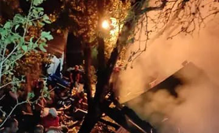 Artvin'de gece çıkan yangında ahır ve samanlık kül oldu!