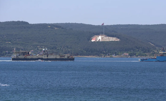 Karadeniz'e doğal gaz borularını yerleştirecek gemi Çanakkale Boğazı'ndan geçti