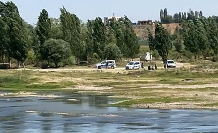 Serinlemek için nehire girdiler boğularak can verdiler