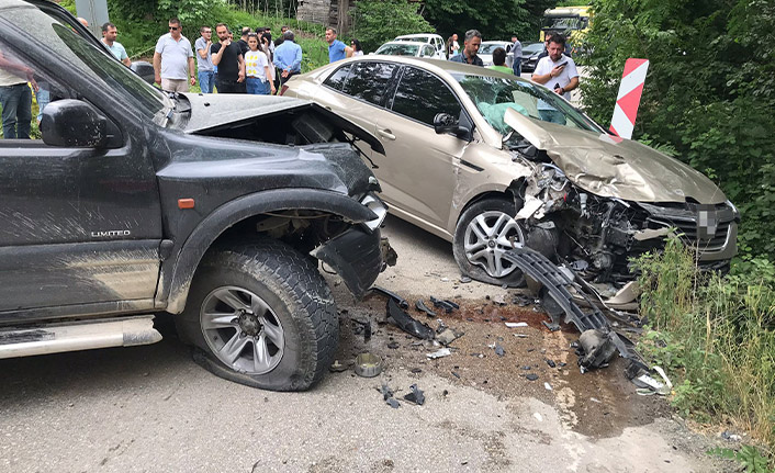 Ciple otomobil çarpıştı:2 yaralı!