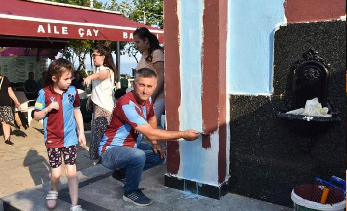 Fanatik çeşme bordo-mavi renklere boyandı
